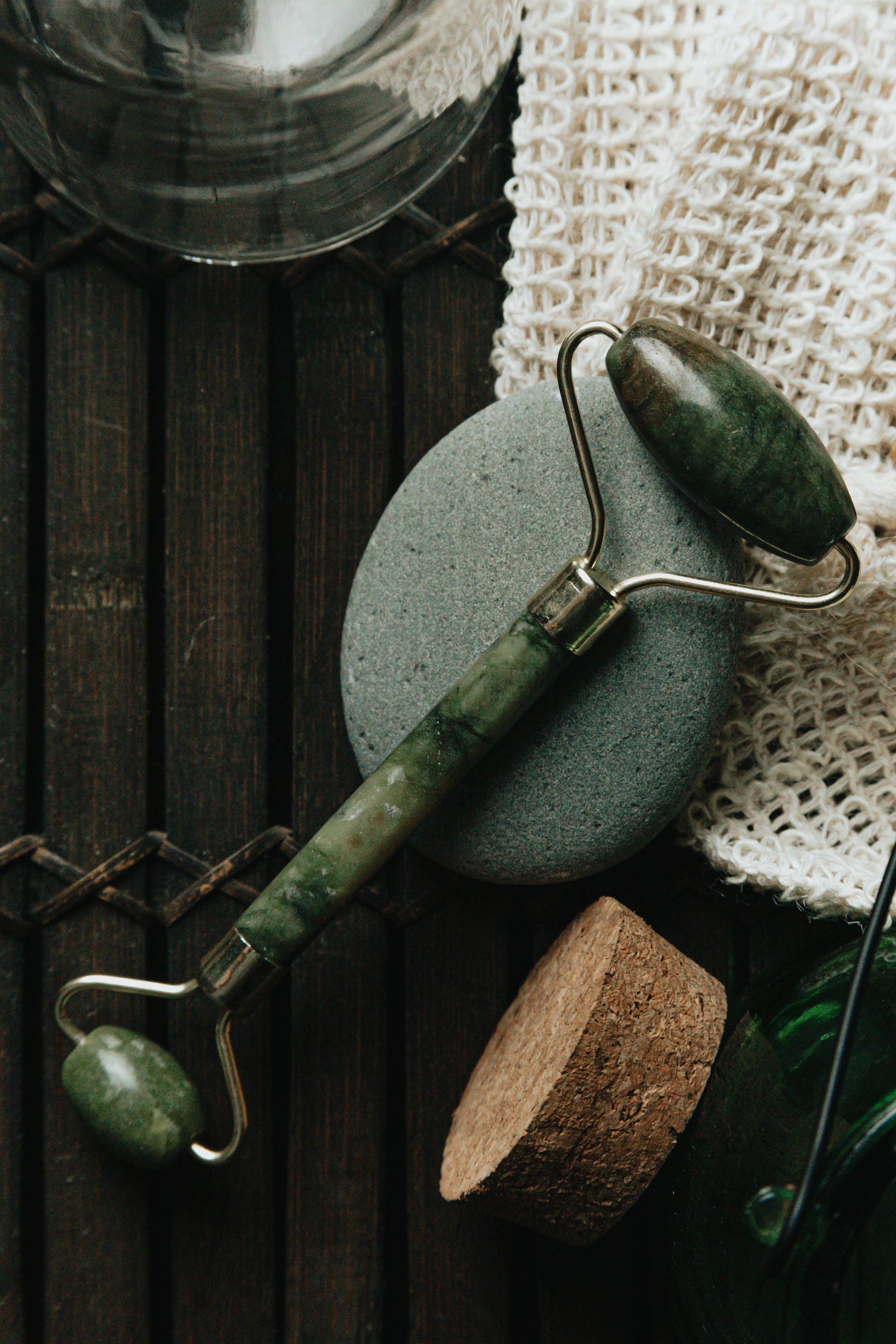 files/flatlay-of-jade-face-roller-laying-on-a-grey-stone.jpg